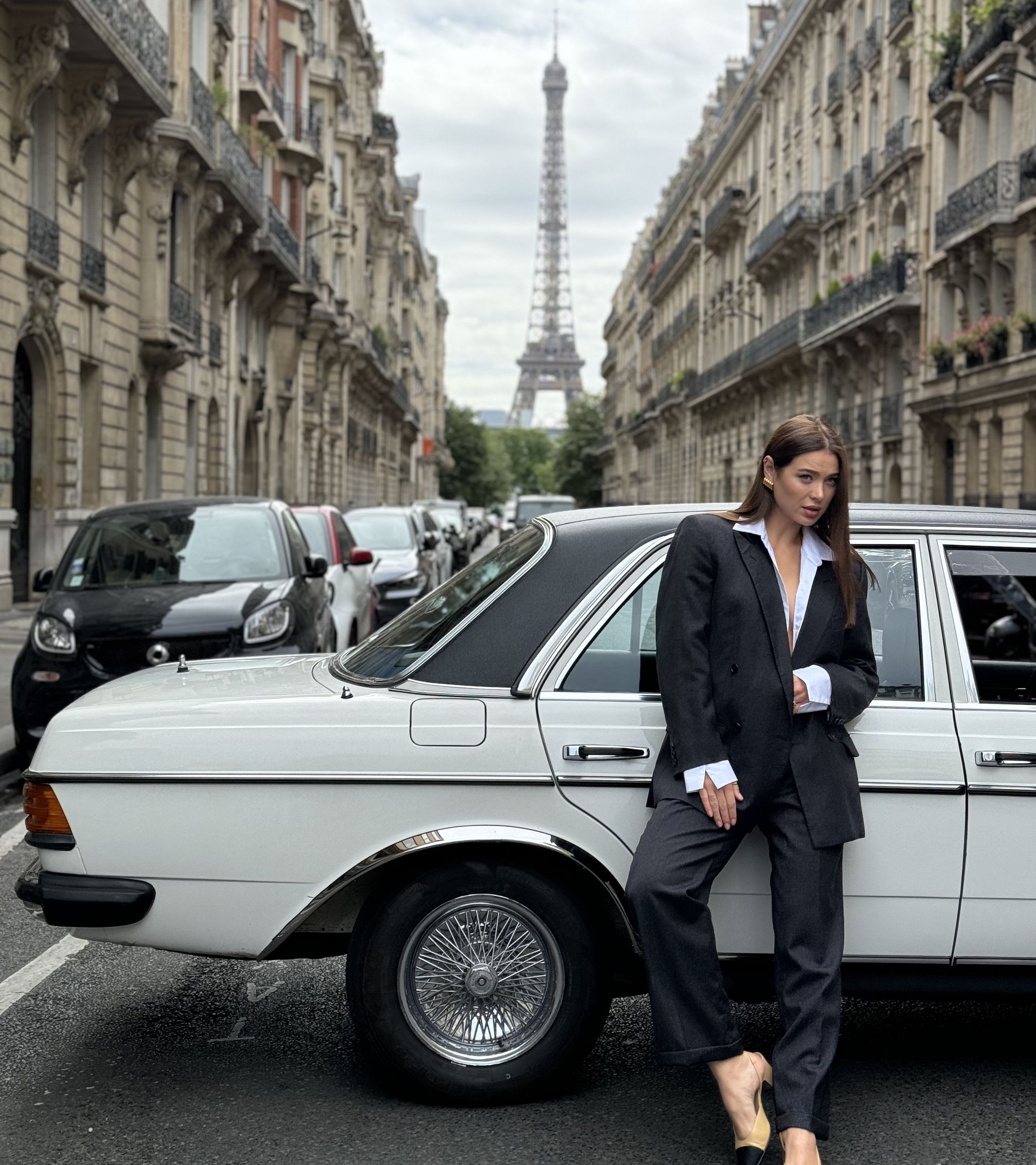 Baïda, Mercedes W123 blanche au toit noir, dans une rue de Paris